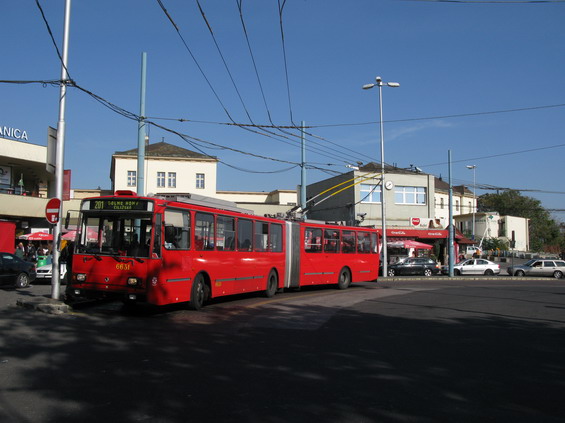 Repasovaný trolejbus na Hlavnej stanici. Trolejbusy a autobusy zatím u hlavního vlakového nádraží zùstávají.