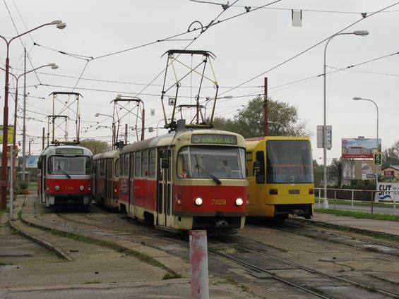 Koneèná zastávka Raèa, Komisárky na jedné z posledních bratislavských tratí, kde jsou hojnì použity BKV panely. Na opaèném konci Bratislavy, v Dúbravce, v listopadu finišuje celková rekonstrukce trati, která byla dlouhodobì v žalostném stavu.