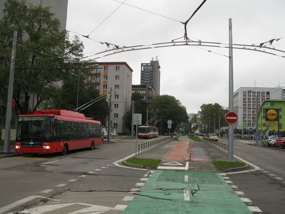 V záøí 2014 byla trolejbusová sí� rozšíøena z Ružové doliny o jednu zastávku (Mliekarenská). Zajíždí sem linky 207 a 209.
