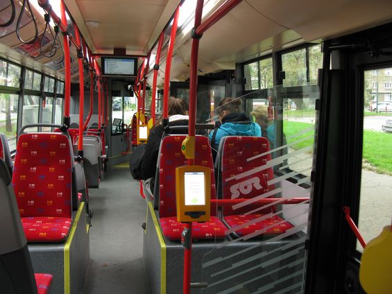Interiér nových trolejbusù s karoserií SOR je ladìn do bratislavských barev. Kromì klimatizace nabízí také moderní informaèní LCD displeje. Jeden krátký trolejbus byl také dodán s pomocným dieselagregátem, bìhem pøíštího roku pøijde zbylých 14 vozù s pomocným naftovým pohonem.