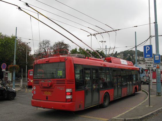 Bratislavské trolejbusy se koneènì po letech doèkaly obnovy - v roce 2014 bylo dodáno 15 vozù Škoda 30Tr a 7 kloubových vozù Škoda 31Tr. Nových kloubákù by mìlo být celkem 50.