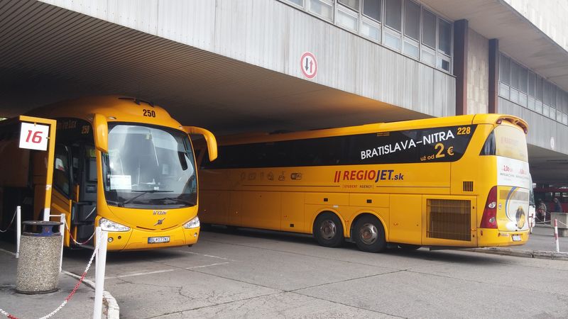 Žluté autobusy dopravce RegioJet (původně Student Agency) už zaplavily také Slovensko. Nyní konkurují vlakům a původním autobusovým dopravcům třeba na trase mezi Bratislavou a Nitrou.