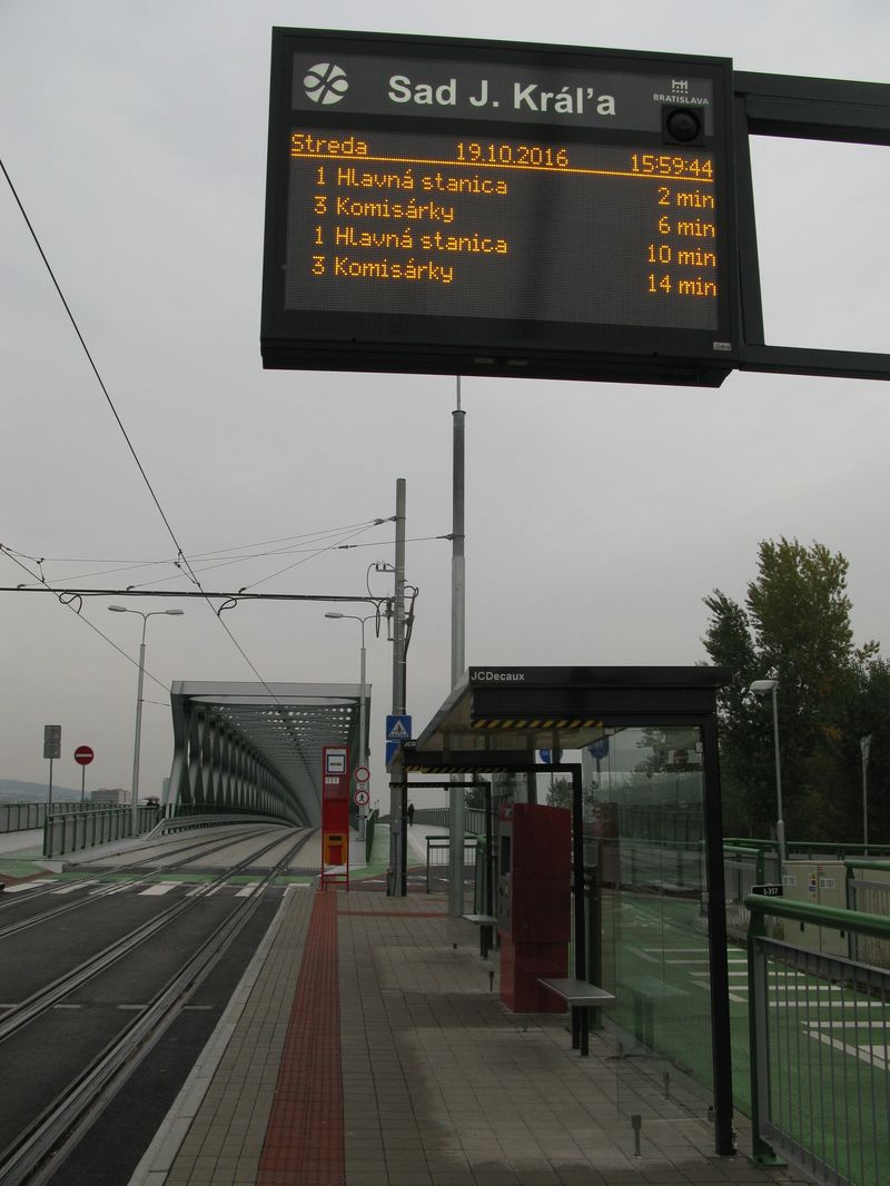 Standardní vybavení nových zastávek v Petržalce. Elektronické panely zobrazují aktuální odjezdy včetně případného zpoždění.