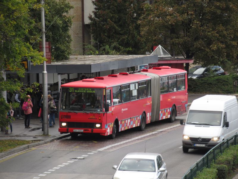 Poslední staré Karosy jezdí pomáhat také na studentskou linku 31, která má ve špièkách interval 5 minut a vede z centra Bratislavy do vysokoškolského kampusu Slávièie údolie poblíž sídla Slovenské televize.