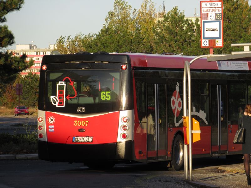 Nové dvanáctimetrové elektrobusy potkáte i na okrajových linkách, napøíklad zde na dlouhé tangenciální lince 65, vedené z Dolných Honù do Raèe. Všechny vozy NS 12 jsou umístìny ve vozovnì Krasòany.