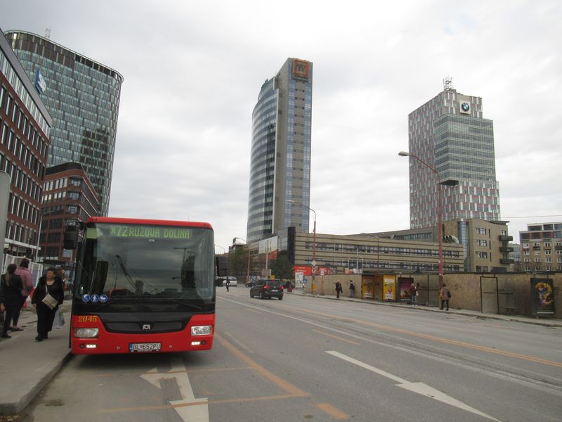 Výstavba nové ètvrti v okolí pùvodního autobusového nádraží Mlynské Nivy si vyžádala i doèasný odklon trolejbusových linek. Náhradou tu funguje autobusová linka X72. Spolu s ní tady zùstala také trolejbusová linka 205, která využívá pomocného naftového agregátu. Nové nádraží by mìlo být hotovo v roce 2020.