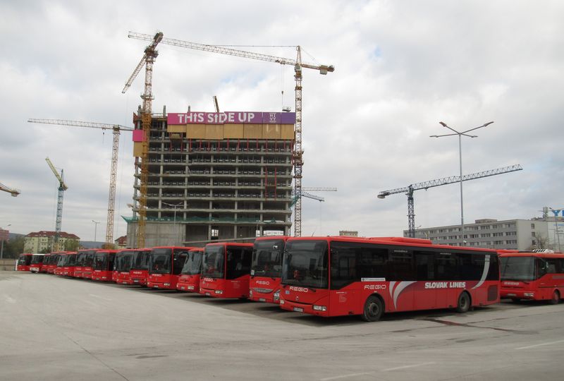 Odstavná plocha u provizorního autobusového nádraží, které funguje do doby výstavby nového komplexu budov, v nichž bude nové autobusové nádraží Mlynské Nivy schováno. I pøes existenci integrované dopravy stále míøí naprostá vìtšina regionálních linek až do centra Bratislavy.