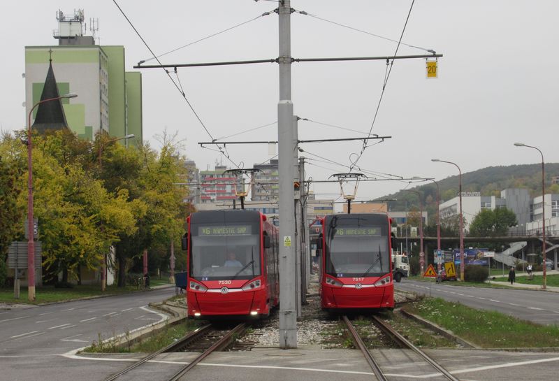 Molecova – doèasná koneèná tramvají ve smìru od centra. Jelikož jsou zde koleje ukonèeny bez smyèky, jsou na náhradní tramvajovou linku X6 nasazovány pouze obousmìrné tramvaje. Linka X6 je ukonèena objezdem centra Bratislavy. Obousmìrných tramvají je k dispozici 30.