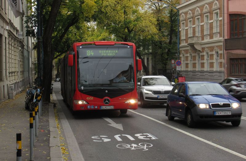 V rámci Evropského týdne mobility 2019 pøibylo v bratislavských ulicích také nìkolik užiteèných vyhrazených pruhù pro autobusy. Jedním z nich je tento trolejbusy a autobusy vytížený úsek ve smìru od Hodžova námìstí k zastávce SAV.