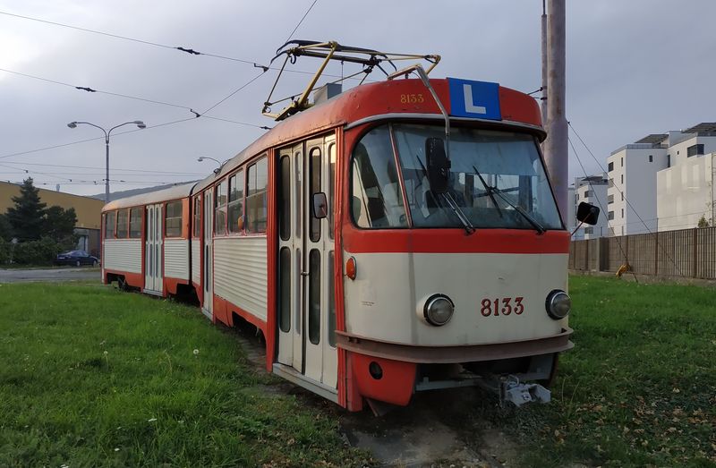 Dlouhodobì odstavená cvièná tramvaj K2 ve vozovnì Krasòany.