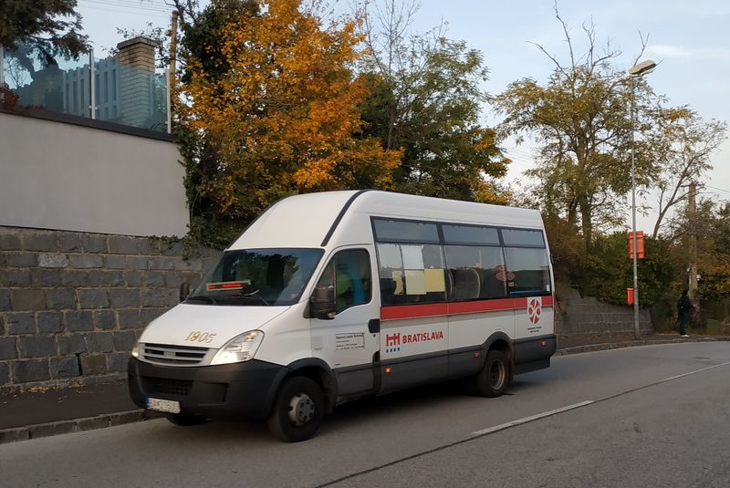 Dosluhují minibus Iveco z roku 2008 na lince 147 by mìl být již brzy vymìnìn za nový prostornìjší. Poptávka po této místní lince, proplétající se úzkými ulicemi Slavína a Kalvárie, je znaèná.