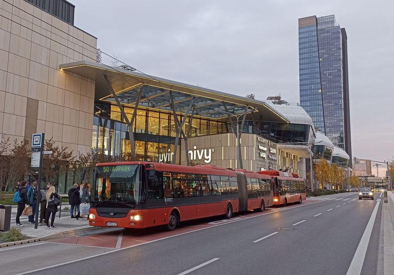 V útrobách nového obchodního centra Nivy se skrývá nové autobusové nádraží. V prùbìhu roku 2020 byla doplnìna celovozová klimatizace do starších kloubových autobusù SOR.