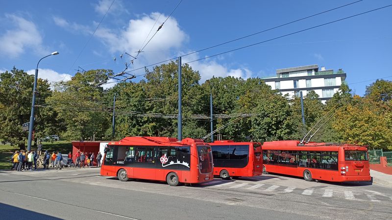 Trolejbus a elektrobus SOR a minibus Rošero vyèkávají na koneèné Koliba. Tyto osmimetrové elektrobusy má Bratislava pouze dva. O víkendu je potkáte na krátké rekreaèní lince 144 odtud na Kamzík.
