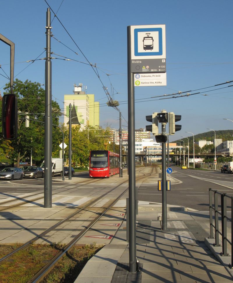 Modernizovaný pøestupná uzel Riviéra (døíve Molecova) na cestì z centra do Karlovy Vsi a Dúbravky. Za touto zastávkou je možnost obracení obousmìrných tramvají. Detail nového typu zastávkového oznaèníku, kterých bylo instalováno již pøes 500.