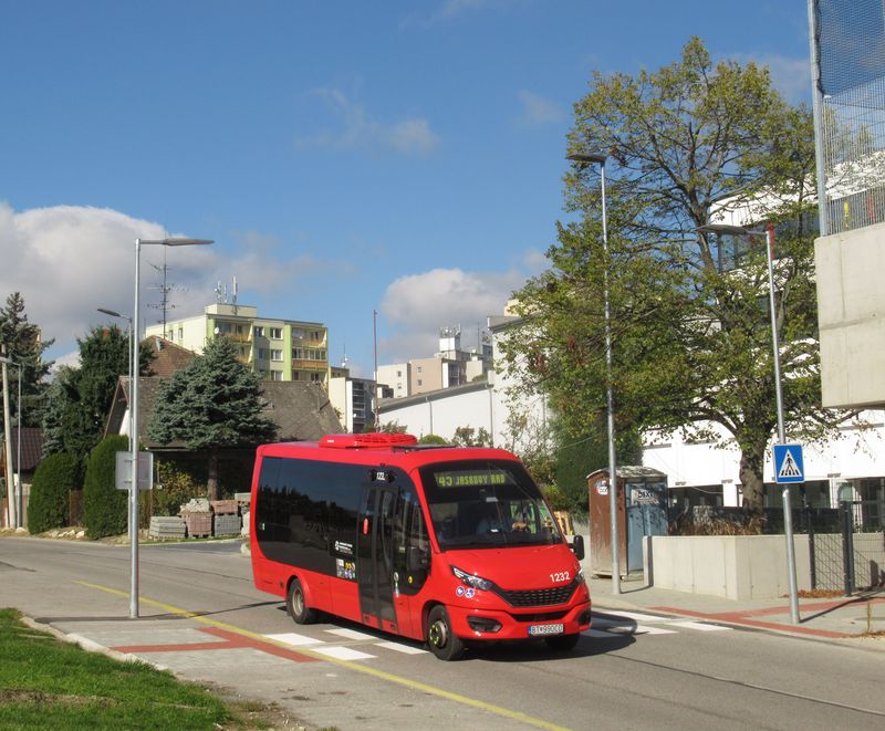 Jeden z nových minibusù Rošero na krátké minibusové lince 145 uprostøed rezidenèní ètvrti mezi Kolibou a Patrónkou.