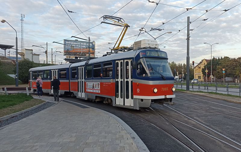Tramvaj K2G z roku 1983 (modernizovaná do nynìjší podoby v roce 1998) na doplòkové lince 7 z nádraží Vinohrady do centra Bratislavy. Tato tramvaj již nìkolik let slouží jako speciální vánoèní tramvaj, patøiènì nazdobená a osvìtlená.