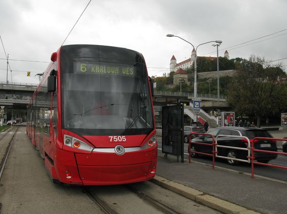 Pro novu tra� na Petržalku byly poøízeny nové obousmìrné pìtièlánkové tramvaje Škoda 30T v poètu 30 kusù, které jsou v prùbìhu roku 2015 postupnì zprovozòovány a toho èasu využity pøi výluce v centru.