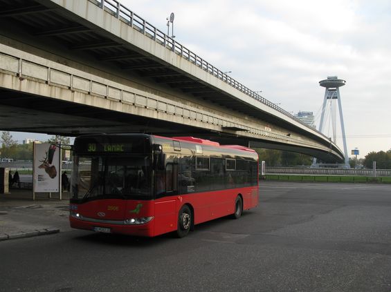 Nízkokapacitní autobusy byly obnoveny 10 vozy Solaris Urbino o délce 10 metrù. Jezdí napøíklad na lince 30 k mostu SNP.
