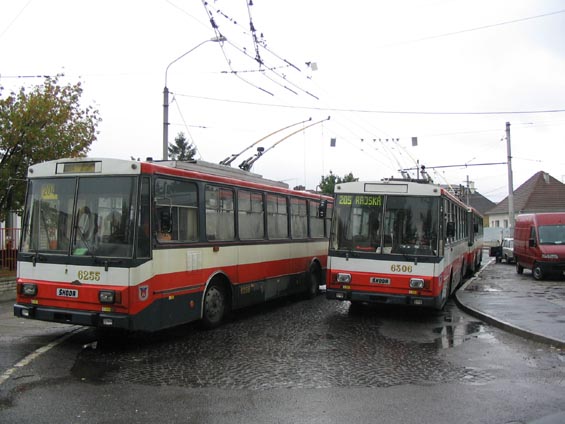 Pro srovnání: trolejbus s klasickými cedulemi a trolejbus s digitálními panely pøes pùl èela.