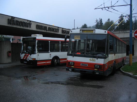 V obratišti u Onkologického ústavu se setkává nerekonstruovaný 14Tr s autobusem Ikarus 415.