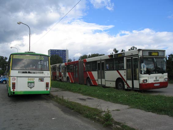 Kloubový Tam Bus a plynová Karosa na obratišti Na Pantoch uprostøed areálu odborných uèiliš�.