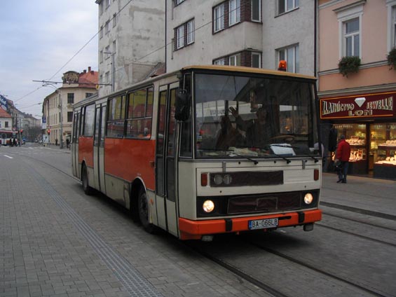 Dílenský autobus pro pøevážení dìlníkù, pracujících na údržbì tramvajových tratí.