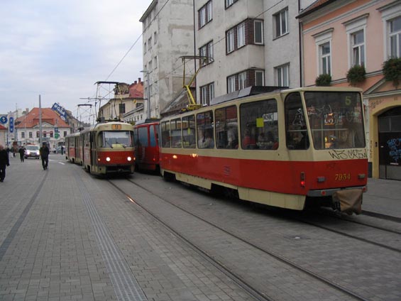 Další tramvaje na Obchodnej ulici.