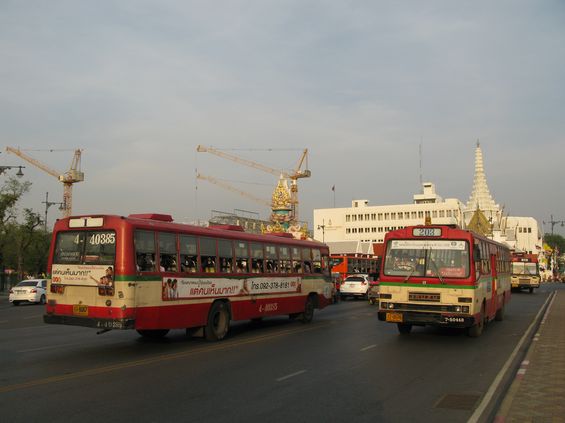 Takto jezdí obleèeny letité autobusy Isuzu hlavního mìstského dopravce BMTA. Autobusy se hojnì pohybují i kolem vìhlasného královského paláce.