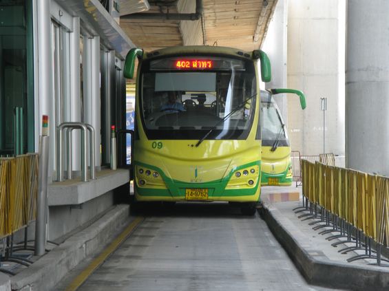 Detail koneèné zastávky Talat Phlu u stejnojmenné stanice nadzemního metra BTS. Speciální autobusy jsou navádìny pro pøesné zastavení u hrany nástupištì horizontálními koly. Tìchto autobusù jezdí na lince BRT celkem 25.