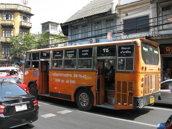 Na nìkterých linkách uvnitø centra jezdí také tyto menší autobusy, které se lépe prodírají každodenní automobilovou džunglí. Ze znaèek pøevládají autousy Isuzu a pak rùzné èínské výrobky.