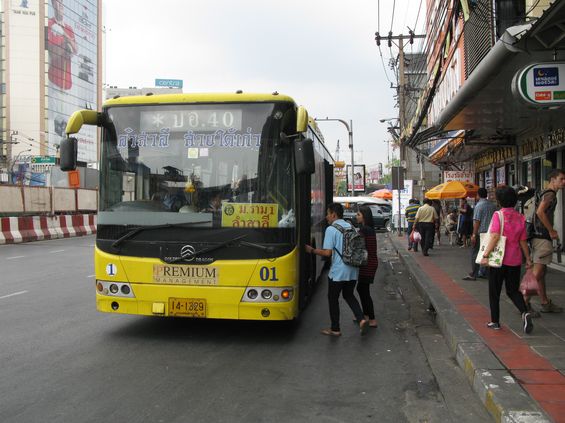 Urèitý podíl na autobusových linkách MHD mají i èásteènì nízkopodlažní vozy. Tento pochází z druhé ruky odkudsi z Èíny a z této zemì mu byly ponechány i veškeré vnitøní digitální informaèní panely i s pùvodními informacemi, které však v Bangkoku ponìkud postrádají smysl.