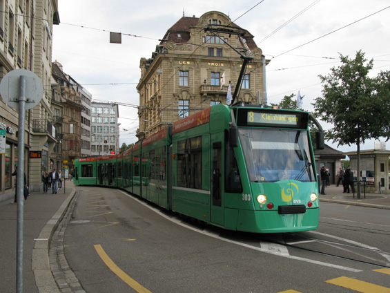 Sedmièlánkové Combino od Siemensu se svíjí v zastávce Schifflände na levém bøehu Rýna. Zelené tramvaje provozuje mìstský dopravce BVB.