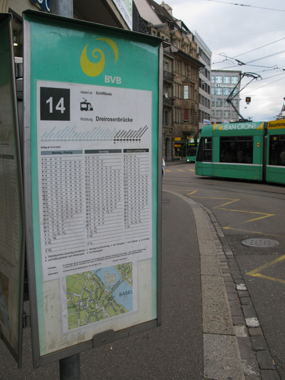 Zastávkový jízdní øád tramvajové linky 14 na jedné z nejrušnìjších køižovatek v centru mìsta. Interval vìtšíny linek je 7-8 minut po celý všední den. Nové tramvaje od Siemensu zde potkáte hlavnì na lince 8.
