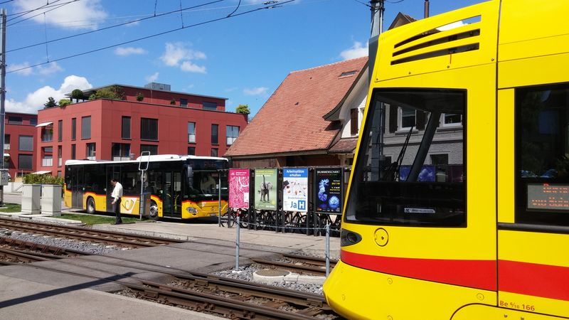 Co nekratší pøestupní vzdálenost – i to je pøípad zastávky Ettingen Bahnhof. Autobusová linka 68 pøijíždí co nejblíže tramvajové zastávce v obou smìrech.