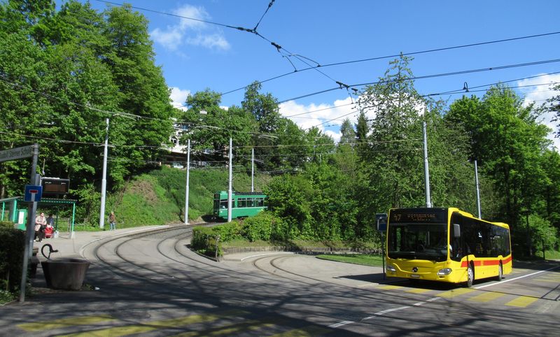 Kopcovitá tra� do ètvrti jižnì od hlavního nádraží je používaná linkami 15 a 16, které se na koneèné na kopci vzájemné pøevlékají. Oblouk pøi stoupání do prudkého svahu je zde také využit jako malá tramvajová smyèka a pøestup na autobus. Žluté autobusy provozuje stejnì jako žluté pøímìstské tramvaje firma BLT.
