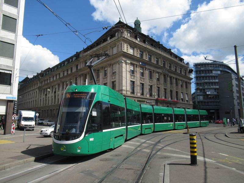 Nová sedmièlánková tramvaj Flexity 2 v celé kráse pøi proplétání historickým centrem Basileje. 44 nových vozidel výraznì omladilo sice udržovaný, ale pøestárlý vozový park. Plánuje se nákup dalších 17 takových tramvají v kratší verzi pro náhradu sólo vozù s vleky nebo samostatnì provozovaných tøíèlánkových tramvají.