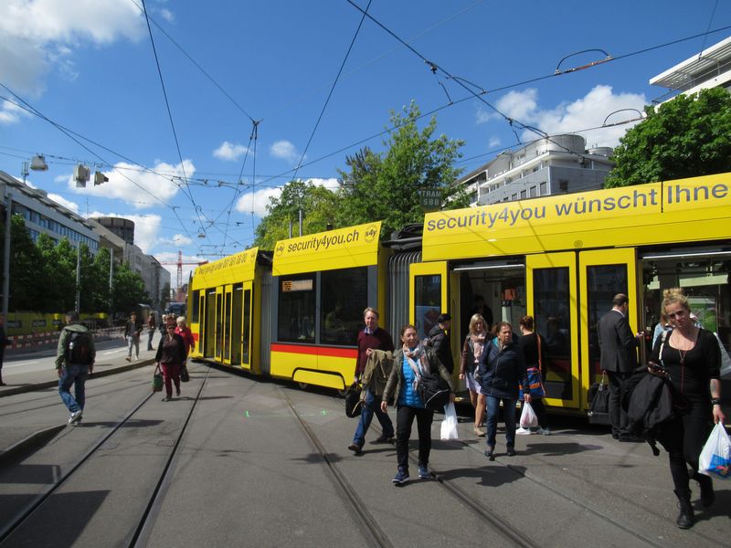 Ukázka, že pro krátký pøestup není v Basileji nic nemožné – tramvaj na køižovatce Aeschenplatz zastavuje pøímo uprostøed køižovatky bez ohledu na existenci nástupištì a navíc ve vnìjším oblouku.
