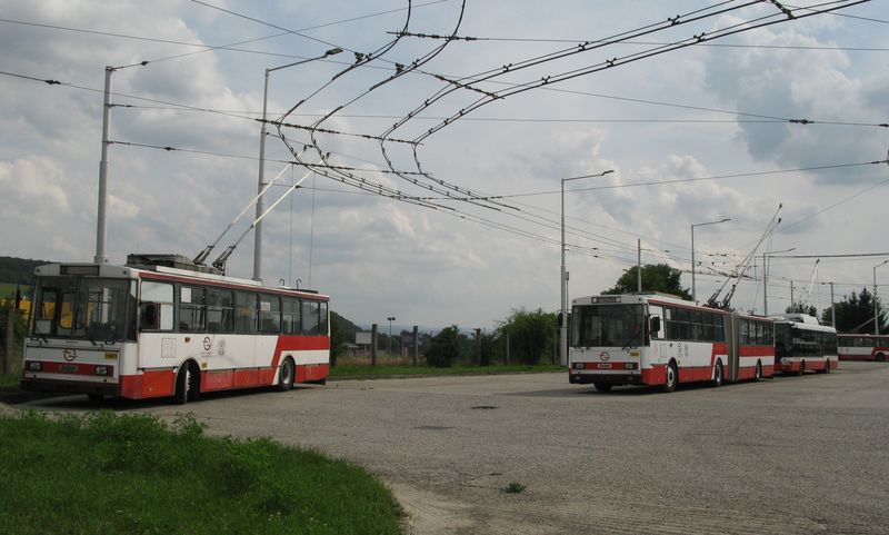 Zdejší DP vlastní ještì nìkolik pùvodních trolejbusù Škoda 14Tr a 15Tr, které stály u zrodu banskobystrického trolejbusového provozu v roce 1989 a pøežily i témìø dvouletou odstávku. V dobì návštìvy byly provozní 3 kusy standardních a 6 kusù kloubových Škodovek.