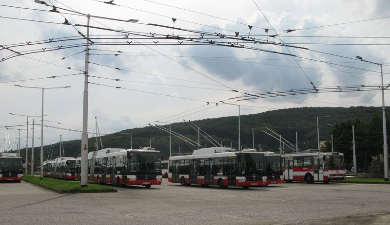 Naprostou vìtšinu trolejbusù už ale tvoøí standardní i kloubové vozy s karoserií SOR. Pùvodnì vlastnil trolejbusy, autobusy i infrastrukturu zdejší pokraèovatel ÈSAD. Po trolejbusové krizi v roce 2006 a rùzných transformacích už vlastní trolejbusy i s infrastrukturou mìsto prostøednictvím svého DP, velkou vìtšinu autobusových linek ale provozuje SAD Zvolen.