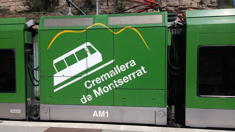Na zubaèce na Montserrat, které se tu øíká Cremallera, jezdí 5 elektrických nízkopodlažních jednotek Stadler, které v hodinovém intervalu navazují na vlaky R5 z Barcelony. Do tohoto taktu jsou vloženy další spoje jezdící jen v èásti trasy k záchytnému parkovišti.