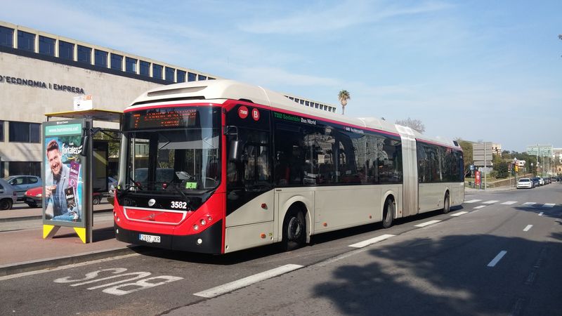 K 15 novým hybridním Solarisùm pøibylo v roce 2016 ještì 12 kloubových autobusù Volvo. Linky 7 a 33 vedou po barcelonské hlavní diagonále od západu na východ. Barcelonský dopravní podnik TMB, který provozuje všechny páteøní linky vìtšinu ostatních mìstských linek, má už 159 hybridních autobusù.