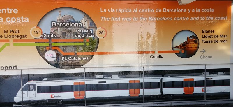 Do doby, než byla zprovoznìna jižní èást linky metra L9, byla železnièní linka R9 jedinou kolejovou spojnicí letištního terminálu T2 s Barcelonou. Nové metro již obsluhuje oba letištní terminály, oproti vlakùm je však pomalejší a nenabízí pøímé spojení skrz centrum Barcelony. Nejrušnìjší barcelonská železnièní stanice se jmenuje Sants.