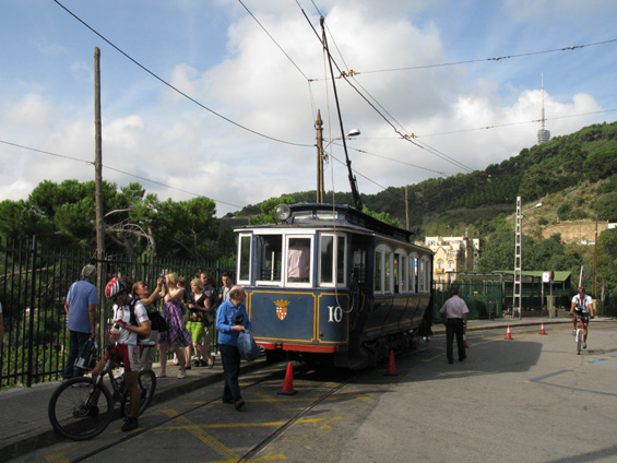 Horní stanice historické tramvaje "Tramvia Blau" u dolní stanice lanovky vedoucí na kopec Tibidabo, kde je kromì nádherného výhledu na celé mìsto také rozsáhlý zábavní park. O víkendu se to tu hemží zdejšími rodinami s dìtmi, cyklisty i zahranièními návštìvníky.