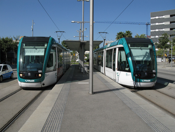 Koneèná zastávka linky T3 "Sant Feliu Consell Comarcal". Všechny koneèné jsou zakonèeny kusou kolejí a kolejovým pøejezdem, nebo� všechny tramvaje jsou obousmìrné.