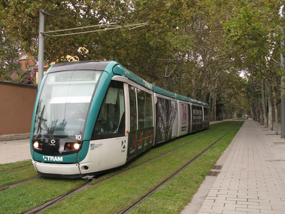 Tramvaj linky T4 pøijíždí na koneènou zastávku "Ciutadella / Vila Olímpica", která se nachází pár desítek metrù od støedomoøského pobøeží. Tady zaèíná východní tramvajová sí� èítající linky T4, T5 a T6.