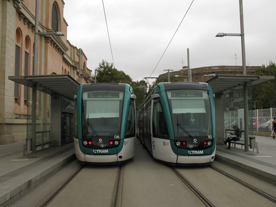 Opìt koneèná zastávka "Ciutadella / Vila Olímpica" linky T4. Východní tramvajová sí� pod názvem "Trambesós" obsluhuje oblast na východ od historického centra a zasahuje také do rozvojového území u moøského pobøeží.