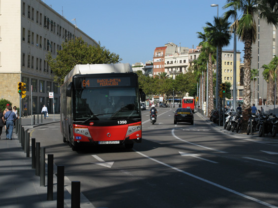 Plynový mìstský autobus v centru v pøístavní ètvrti Barcelonetta poblíž hlavní mìstské pláže. Autobusy jsou v centru velmi pomalé, pøesto hojnì využívané. I když tu najdete mnoho vyhrazených pruhù, mnohdy jsou pøíliš úzké nebo obsazené zásobujícími auty, takže provoz pøíliš nezrychlují.