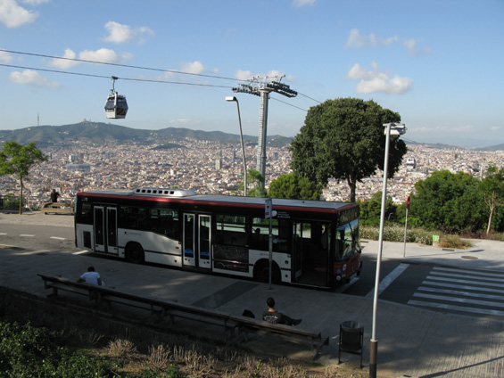 Starší autobus Mercedes-Benz na kopci Montjuic. Kromì kabinkové lanovky vede na tento hojnì navštìvovaný kopec v centru mìsta také autobusová linka 193. Specialitou španìlských autobusù (resp. karoserií) jsou výklopné dveøe otevírající se ven.