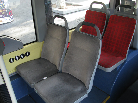 I sedaèky v autobusech jsou ladìny do mìstských barev, šedivou barvou jsou odlišeny vyhrazené sedaèky pro invalidy - jednoduché, ale úèinné øešení.