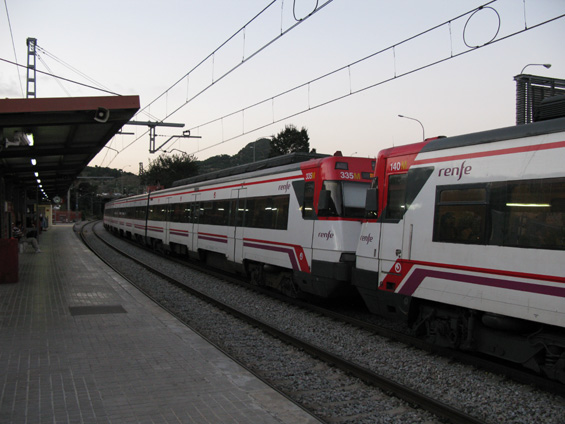 Klasický španìlský pøímìstský vlak státních drah RENFE. Zde ve stanici Torre Baró na okraji Barcelony, kde jezdí linky R3, R4 a R7 od severovýchodu. Nìkteré vlakové linky jsou oznaèeny jako metro (písmeno L), ty hodnì pøímìstské mají písmeno S a klasické regionální vlaky do vzdálenìjších míst jsou oznaèovány písmenem R.